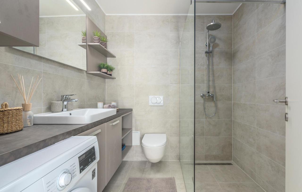 Just Renovated Stylish 2 Bedrooms Apartment Only A Few Steps From The Beach! Novigrad Istria Kültér fotó